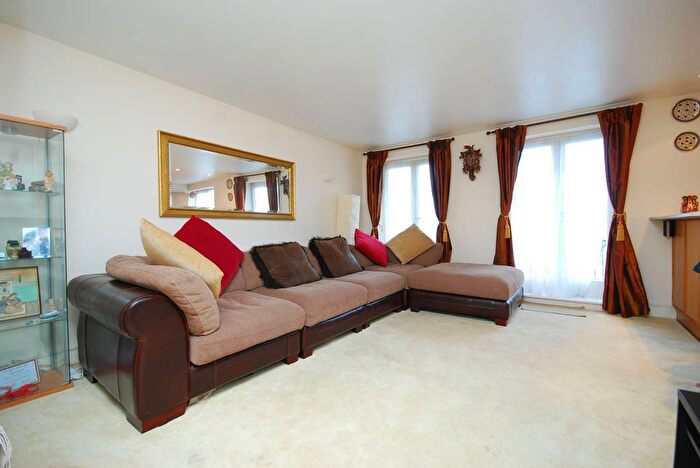 2 Bedroom Flat To Rent In Kingsbridge Court, Isle Of Dogs, London, E14