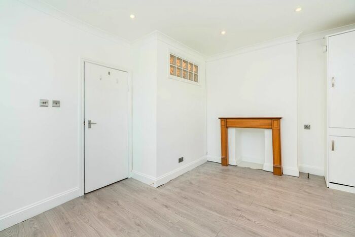 2 Bedroom Flat To Rent In A Upper Street, London, N1