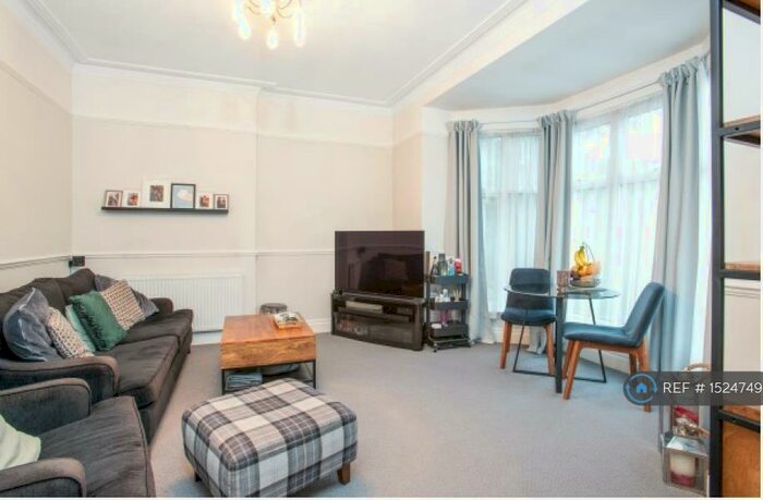 2 Bedroom Flat To Rent In Park Avenue, Bromley, BR1