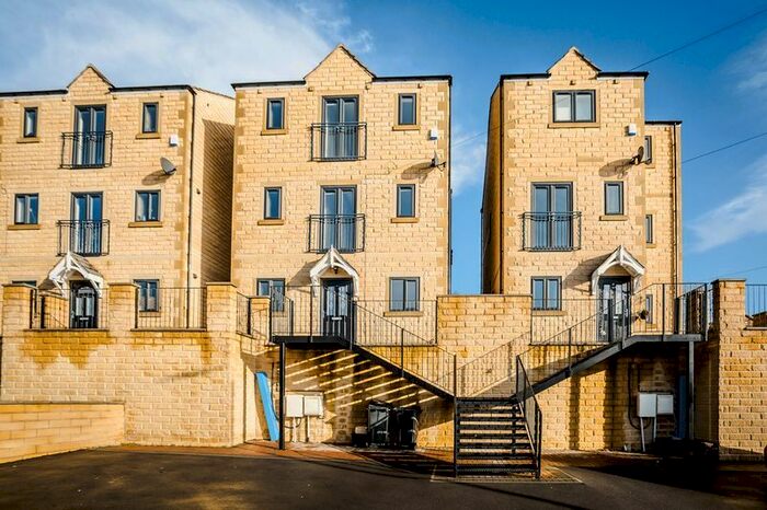 4 Bedroom Detached House To Rent In Claremount Road, Boothtown, Halifax HX3