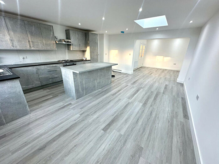 4 Bedroom Terraced House To Rent In Long Readings Lane, Slough, SL2