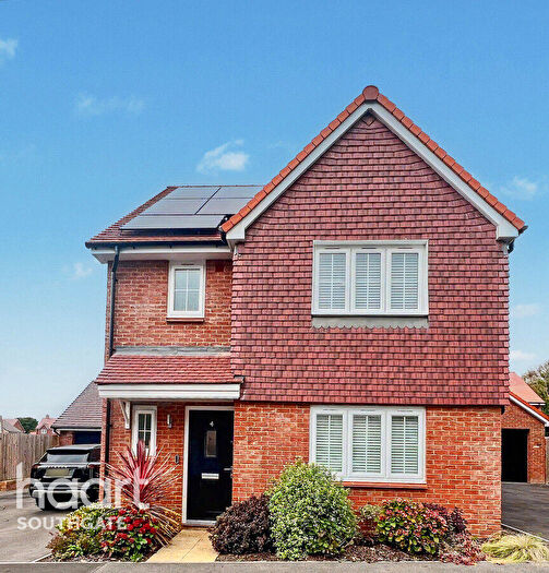3 Bedroom Detached House For Sale In Silver Birch Close, Waltham Cross, EN7