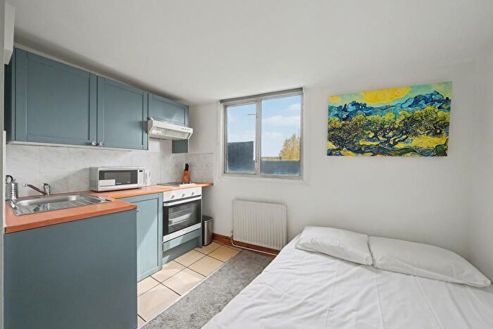 Studio To Rent In West Cromwell Road, Earls Court, SW5