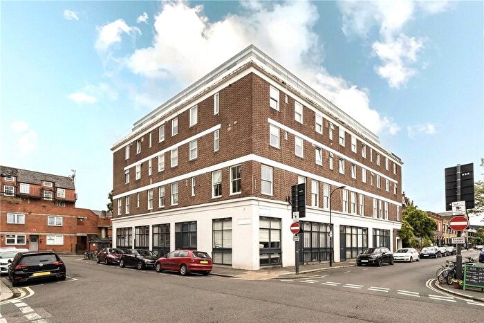 2 Bedroom Flat To Rent In Crabtree Lane, London, SW6