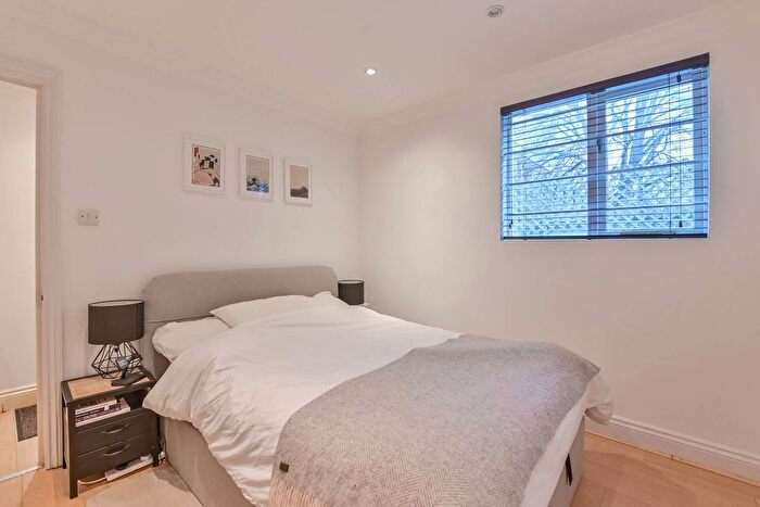 2 Bedroom Maisonette For Sale In Balls Pond Road, Islington, London, N1