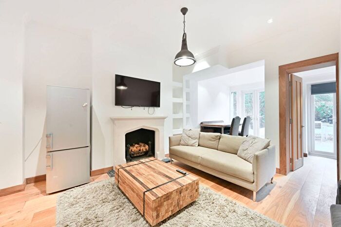 2 Bedroom Flat For Sale In St Lukes Road, Notting Hill, London, W11