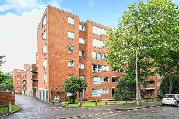 2 Bedroom Flat To Rent In Homefield Park, Sutton, Surrey, SM1