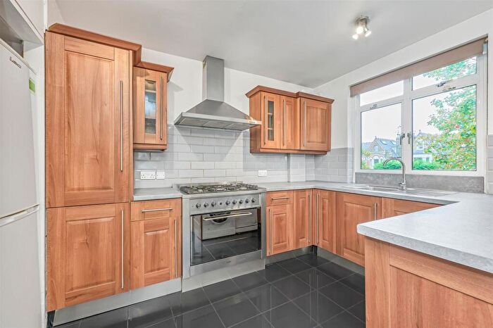 2 Bedroom Flat For Sale In Castelnau, Barnes, London, SW13