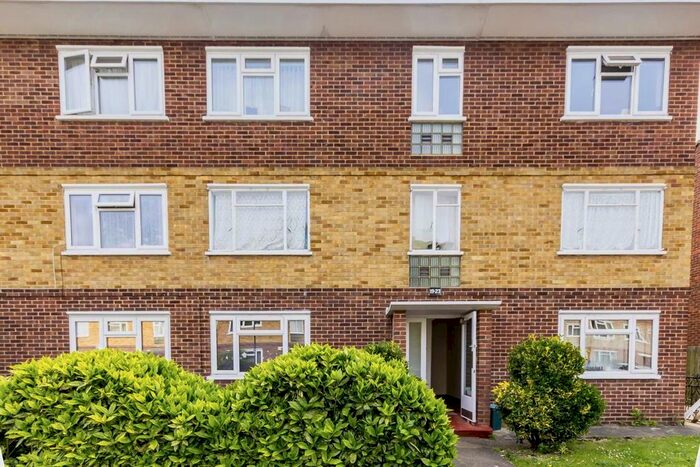2 Bedroom Flat To Rent In Chelsea Close, Hampton Hill, Hampton, TW12