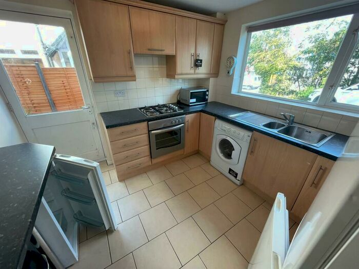 4 Bedroom Semi-Detached House To Rent In Harborne Lane, Selly Oak, Birmingham, B29