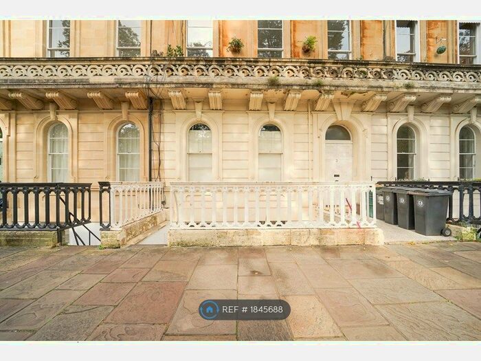 2 Bedroom Flat To Rent In Victoria Square, Bristol, BS8