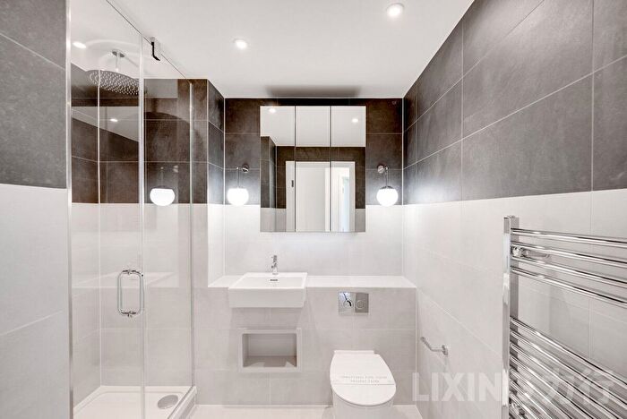 3 Bedroom Flat To Rent In Menara Point, Twlevetrees Park, E16