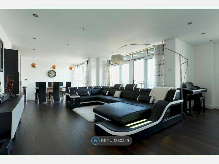 3 Bedroom Flat To Rent In Lowestoft Mews, London, E16