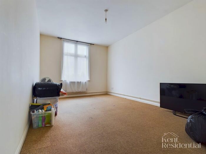 2 Bedroom Flat To Rent In High Street, Maidstone, Kent, ME14