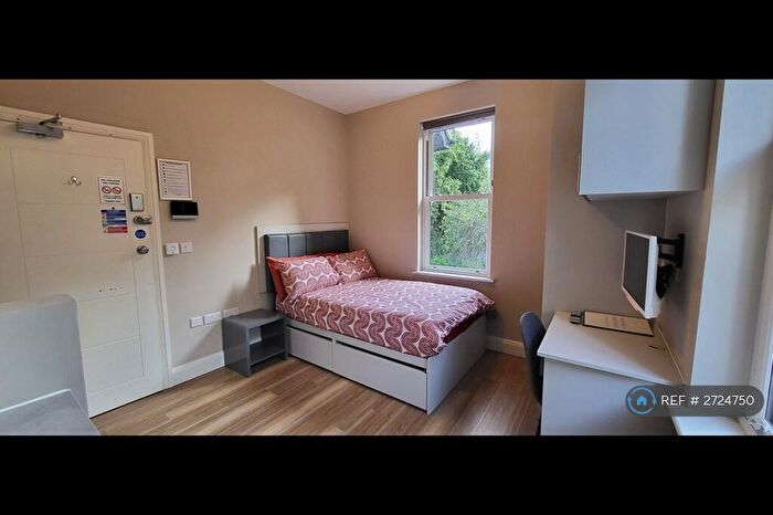 Studio To Rent In Redwood Drive, Epsom, KT19