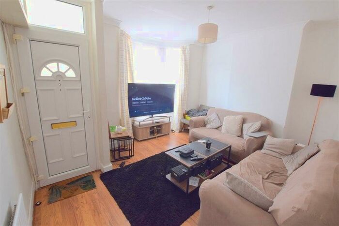 2 Bedroom House To Rent In Hollybush Street, Plaistow, E13