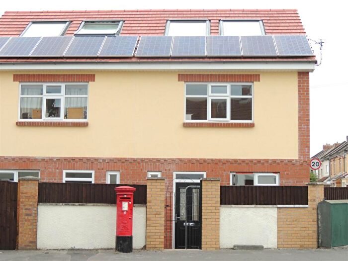 4 Bedroom Semi Detached House To Rent In Two Mile Hill Road, Bristol, BS15