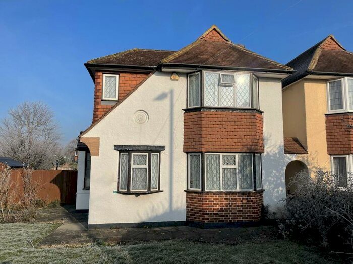 4 Bedroom Link Detached House To Rent In Motspur Park, New Malden, KT3