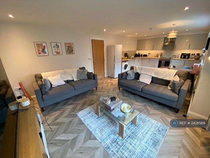 2 Bedroom Flat To Rent In Drummond Avenue, Leeds, LS16