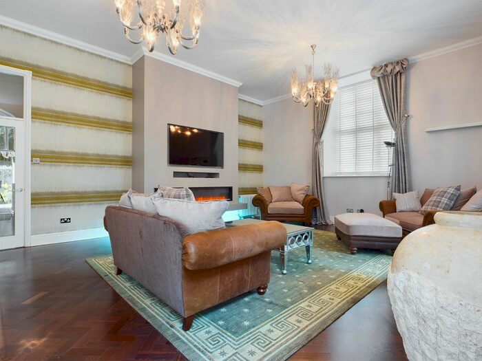 3 Bedroom Flat To Rent In Rembrandt Court, Sketty, Swansea, SA2