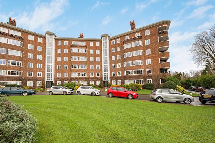 3 Bedroom Flat To Rent In Queens Court, Richmond, TW10
