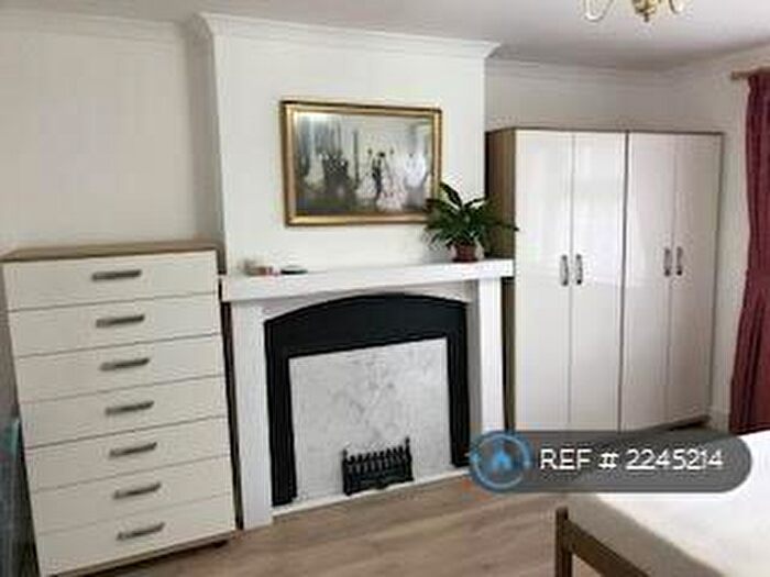 1 Bedroom Flat To Rent In Longwood Gardens, Ilford, IG5