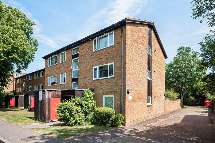 1 Bedroom Flat For Sale In Queens Road, Twickenham, TW1