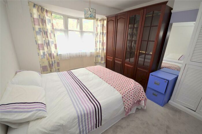 3 Bedroom Terraced House For Sale In Runfold Avenue, Luton, Bedfordshire, LU3