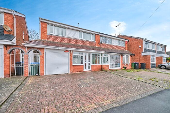 3 Bedroom Semi Detached House For Sale In Templemore Drive, Birmingham, B43