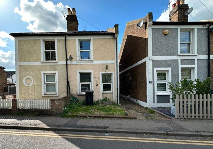 2 Bedroom Detached House For Sale In Kingston Road, Leatherhead, Surrey, KT22