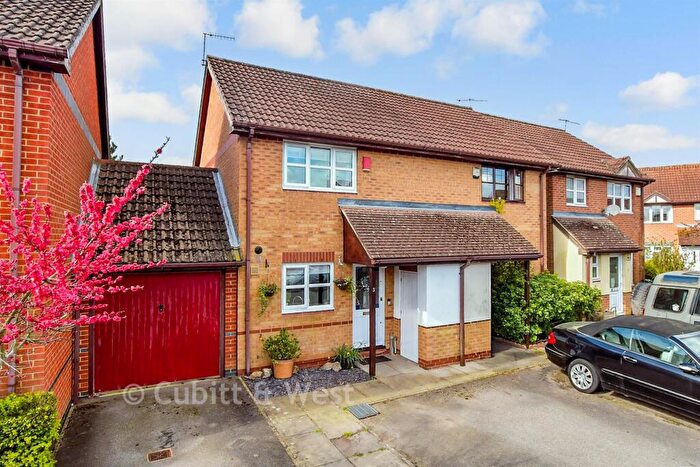 2 Bedroom Semi Detached House For Sale In Hardy Close, Horley, Surrey, RH6