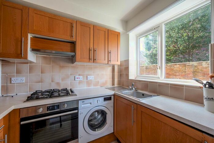 1 Bedroom Flat To Rent In Augustus Road, Putney, London SW19