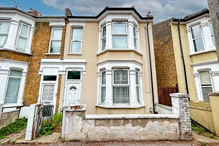 3 Bedroom End Of Terrace House For Sale In Princes Street, Southend-On-Sea, SS1