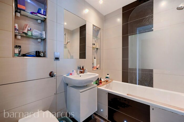 1 Bedroom Flat For Sale In Chiswick High Road, London, W4
