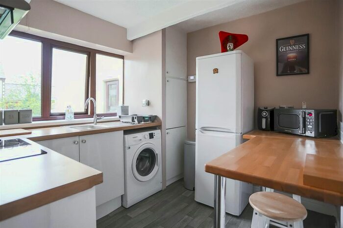 2 Bedroom Flat To Rent In Sizehouse Village, Haslingden, Rossendale, BB4