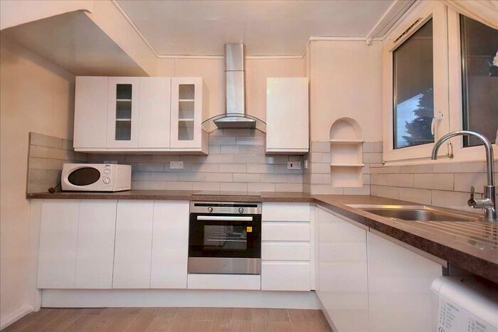 3 Bedroom Flat To Rent In Ibsley Gardens, London, SW15