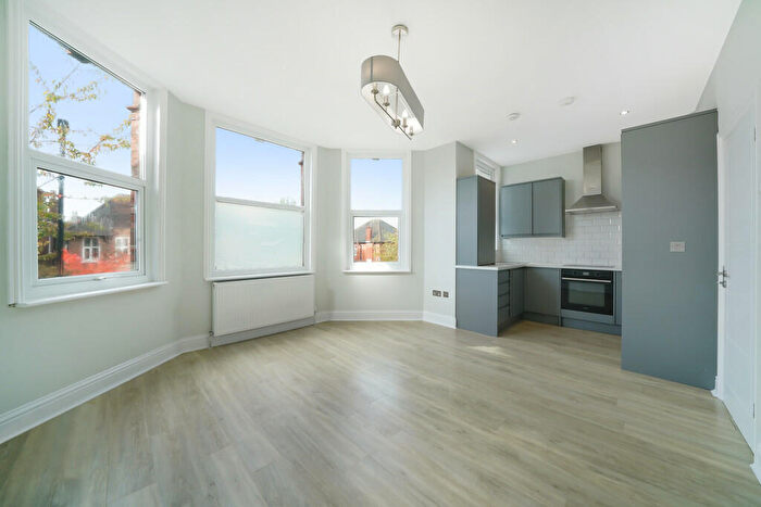 3 Bedroom Flat To Rent In Fordwych Road, London, NW2