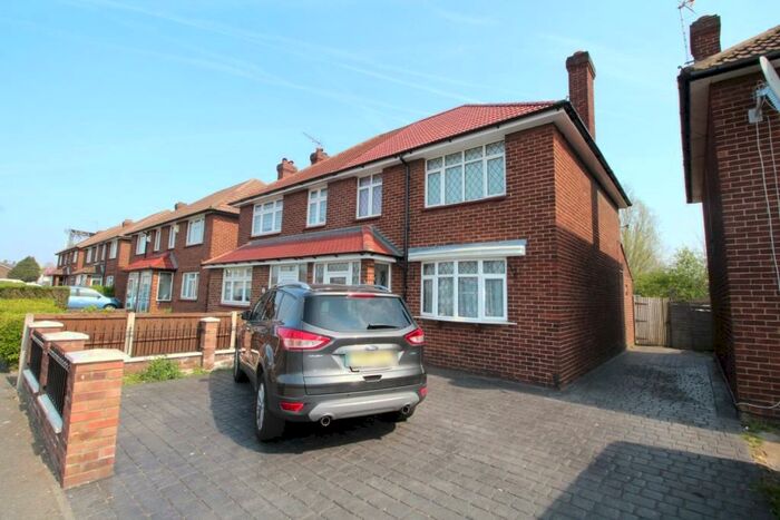 3 Bedroom Semi-Detached House To Rent In Upper Wickham Lane Welling, DA16