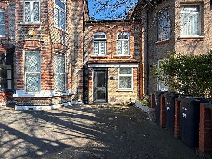 1 Bedroom Flat For Sale In Aldborough Road South, Seven Kings, IG3