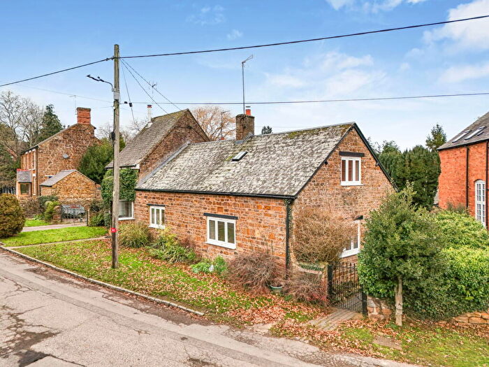 3 Bedroom Cottage For Sale In The Green, Byfield, Northamptonshire, NN11