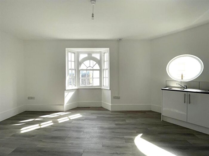 Flat To Rent In St James Street, Brighton, BN2