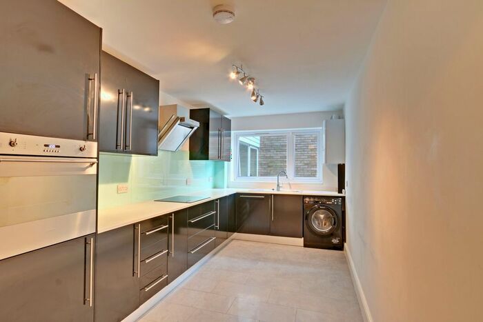 2 Bedroom Flat To Rent In Lucerne Close, Palmers Green, N13