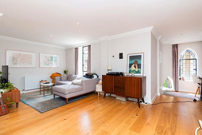 2 Bedroom Apartment To Rent In Devonia Road, London, N1