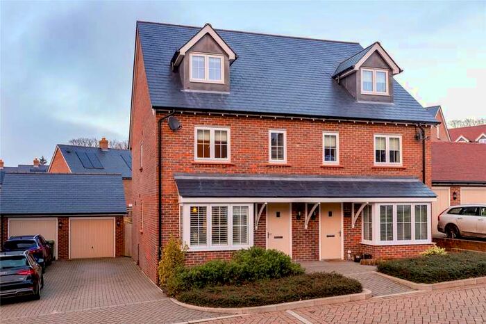 4 Bedroom Semi-Detached House To Rent In Buchanan Way, Binfield, Bracknell, Berkshire, RG42