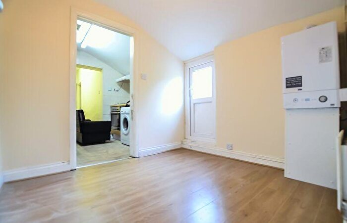 3 Bedroom Flat To Rent In Homerton High Street, Homerton, E9