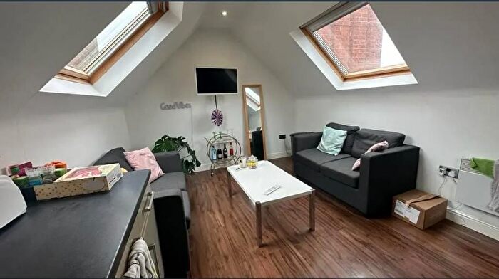 3 Bedroom Block Of Flats To Rent In Hyde Terrace, Leeds, LS2