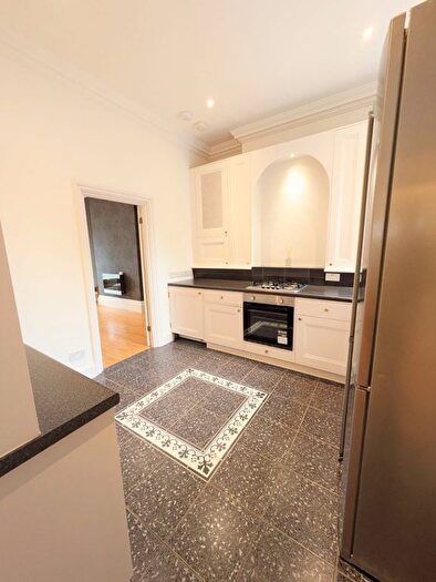 3 Bedroom Flat To Rent In The Drive, Ilford, IG1