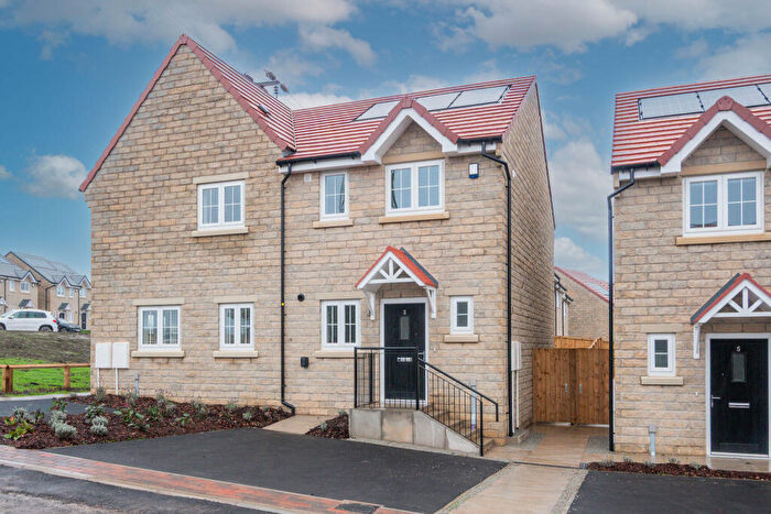 3 Bedroom House To Rent In Patola Close, Bradford, BD6