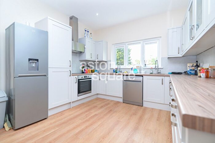 3 Bedroom Flat To Rent In The Drive, London, NW11