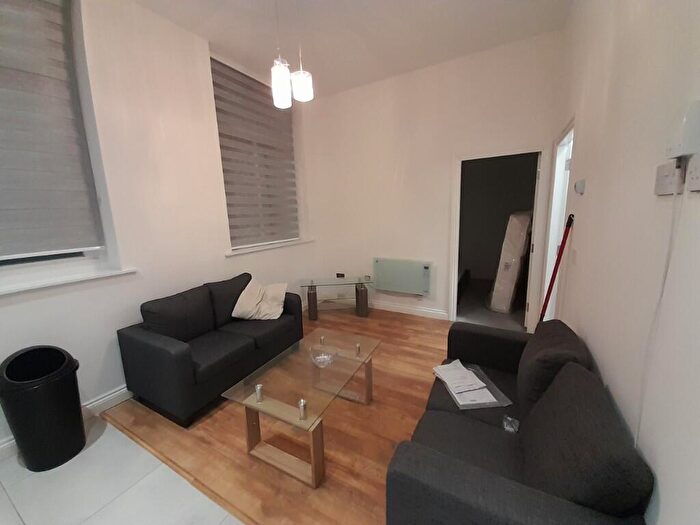 1 Bedroom Apartment To Rent In Apt . - Well Street, Bradford, West Yorkshire, BD1